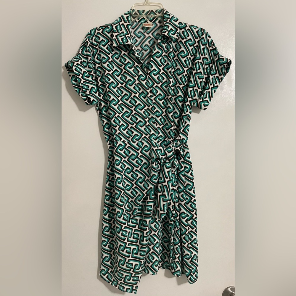 Wrap dress. Length: over the knee